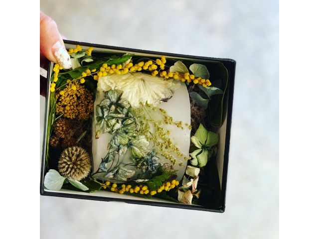 色とりどりの季節のお花や、思い出のドライフラワーを持ち込んでいただいても作成可能です♪