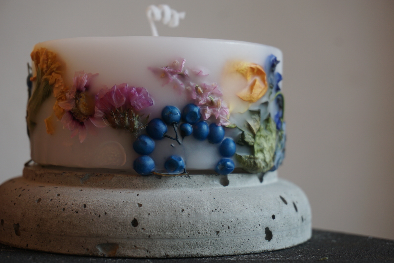 様々な色のドライフラワーの組み合わせで、自分だけのキャンドルを作成いただけます☆