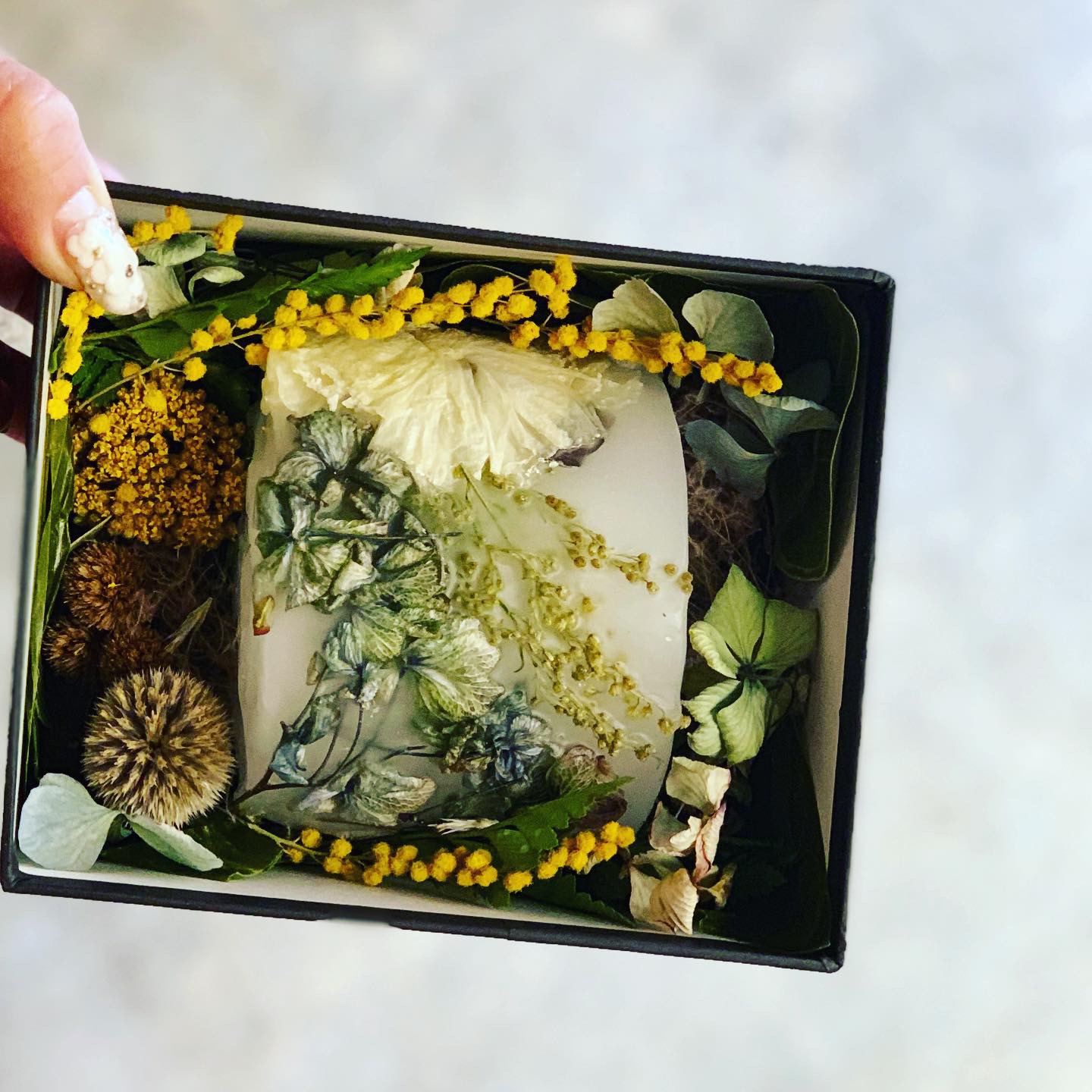 色とりどりの季節のお花や、思い出のドライフラワーを持ち込んでいただいても作成可能です♪