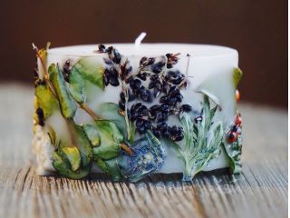 お好きなドライフラワーを使用して、記念日や結婚式に使用するキャンドルの作成も可能です!