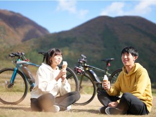 三瓶山をバックにソフトクリーム