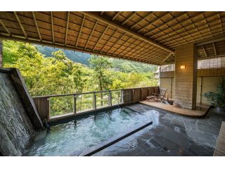 飛騨川に近い露天風呂。四季折々の風情がお楽しみいただけます。
