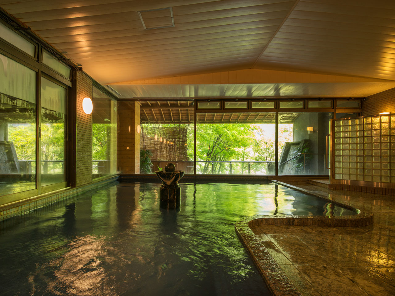 LXƂ嗁BjƂ傫łB傫ȑ̖؁X̌iFf肾܂B