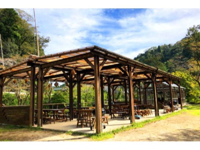 茅葺屋根の古民家の水場近くにあるサイトです。夏には水場で、小さなお子様も安全に遊ぶことができます。屋根付きですので雨でも安心!