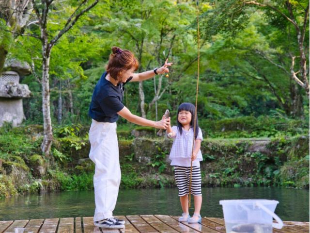 冬季限定ニジマス釣り。釣った魚もBBQで一緒に焼いて食べれます!