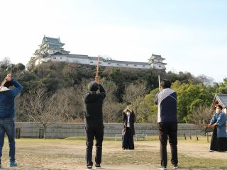 和歌山城を見渡す西之丸広場で木刀を振るう!開放感が気持ちいい!