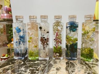 お好きな花材をとオイルを選んでオリジナルのハーバリウム作り!ラッピングをしてお渡しするのでプレゼントにも最適♪