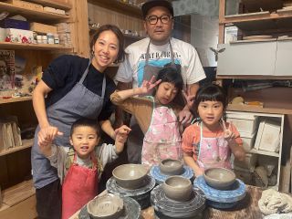 それぞれ手ろくろでの器ができました!最後は記念撮影。輝く笑顔がとっても素敵。作業の楽しさが想像できますね。手ろくろ作品とは別に小物も作れます。