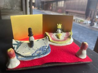 世界に一つのおあつらえお雛様はいかがですか。置き場所も取らず、ひっそりと華やかに。赤マット、金屏風も付いています。(専用箱入り)