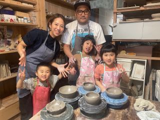 それぞれ手ろくろでの器ができました!最後はマスクを外して記念撮影。輝く笑顔がとっても素敵。作業の楽しさが想像できますね。手ろくろ作品以外に色付き小物も作れます。