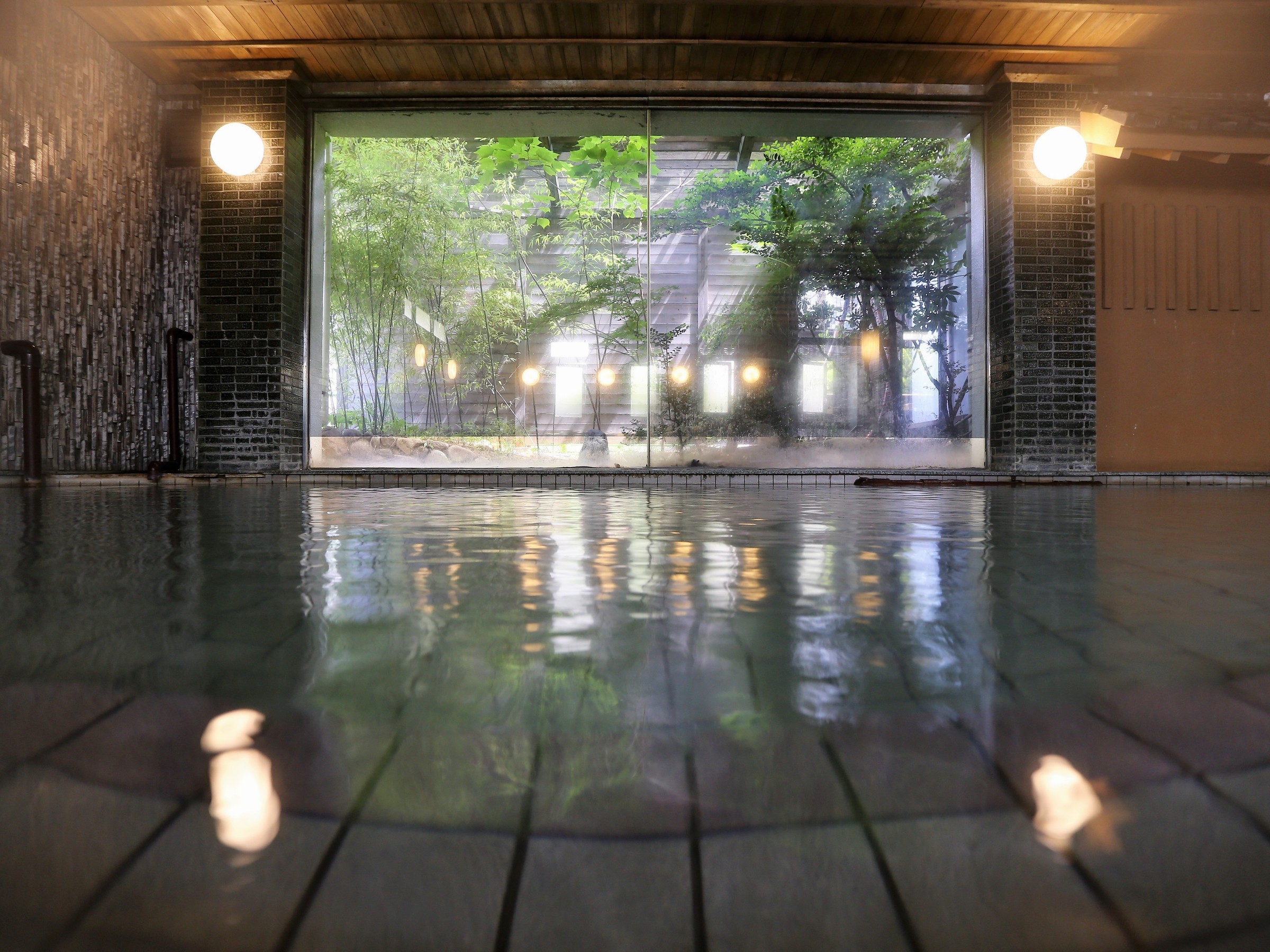 広々とした大浴場「金波の湯」汐の湯にはお肌をツルツルにする保湿効果、
そして、冷えを取り除く保温効果が期待できます♪