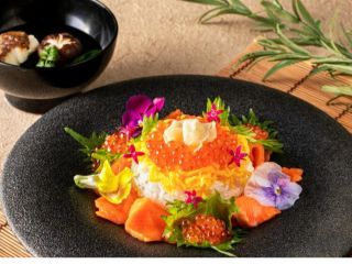 サーモンとイクラの菜園風DONBURI こだわり出汁のお吸い物とのハーモニー