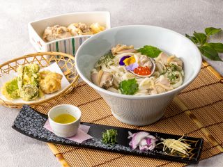 はまぐりの深い旨みを、和食 むさし野こだわりの出汁で 引き立てた春のおうどんです。