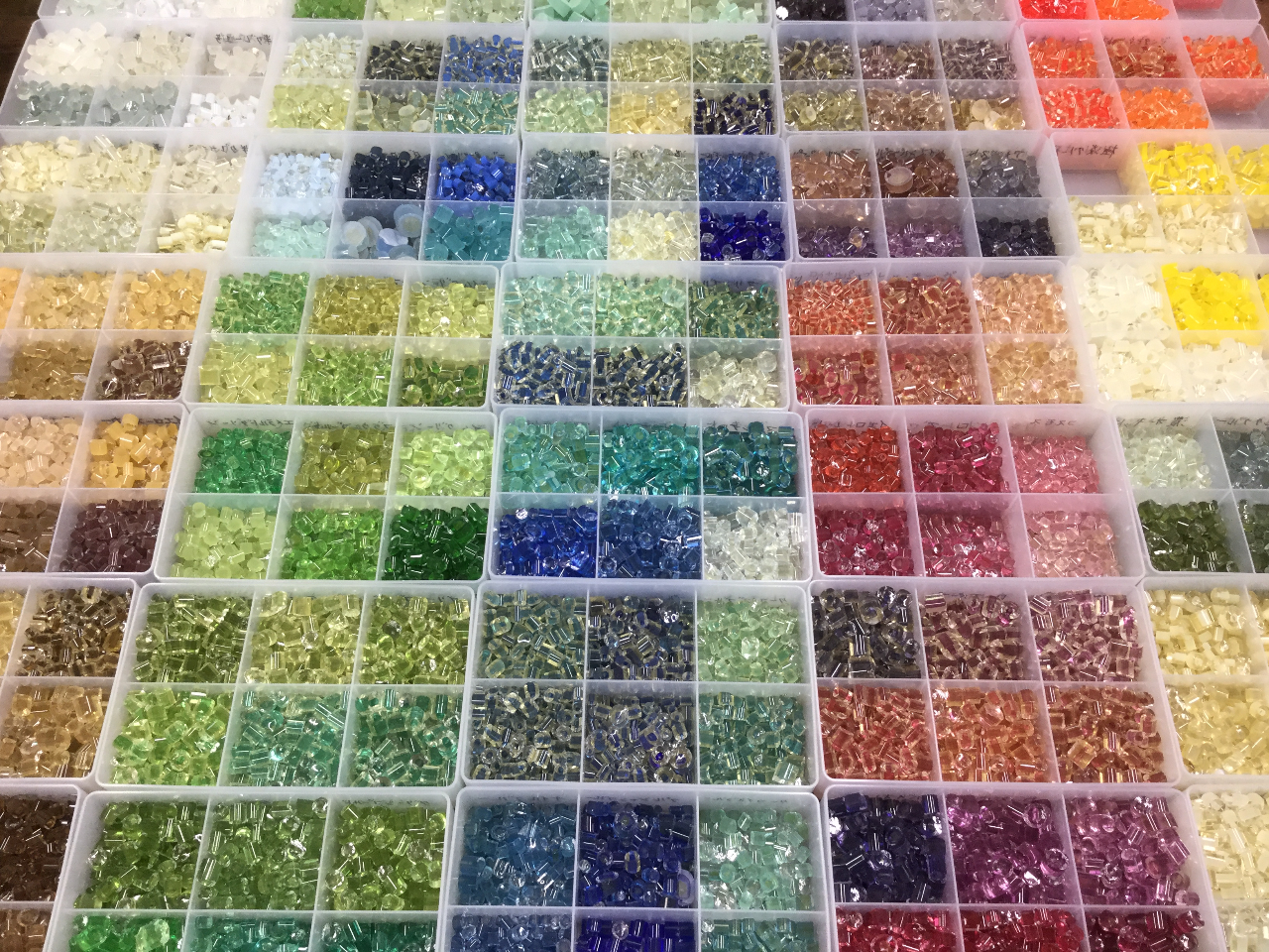 280種類にガラスケーンを増量しました!全部自由に使うことができます!5才位から大人まで家族みんなで楽しめる珍しいガラス体験です。