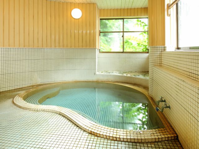 かけ流しの内湯「紅梅の湯」