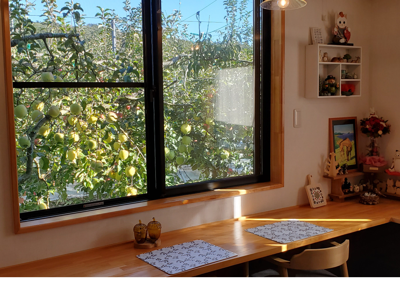 窓の外に広がる あっちゃんりんご農園 の木々の景色・・・