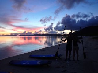 昇る朝日に向かって漕ぎ出す瞬間です。全身に太陽のパワーを感じることができます。