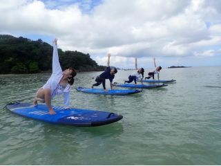 浅瀬で行うサップYOGA