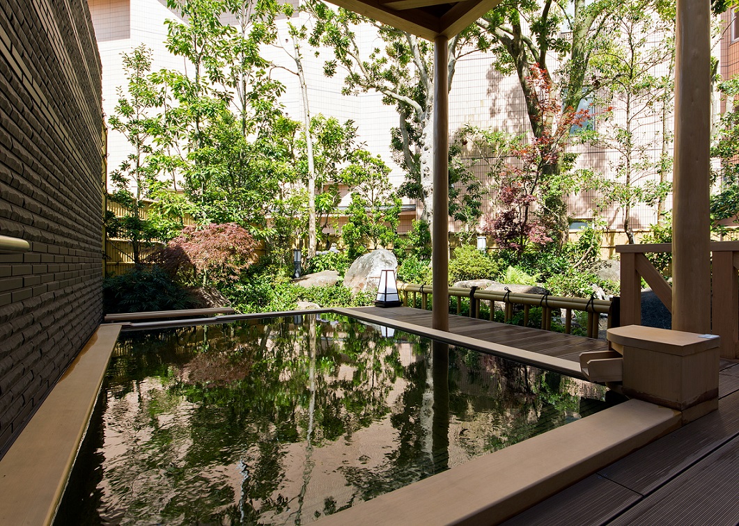 優しい木漏れ日の中で入浴いただける露天風呂