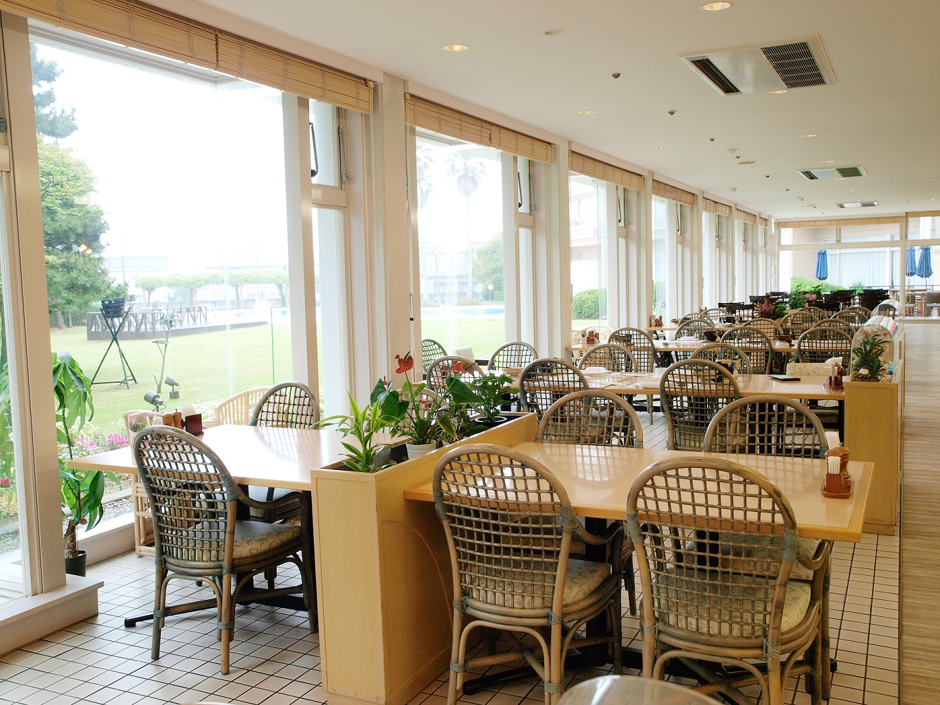 中庭を臨む明るいレストラン