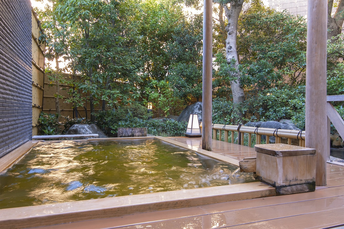 海からの風も感じる露天風呂