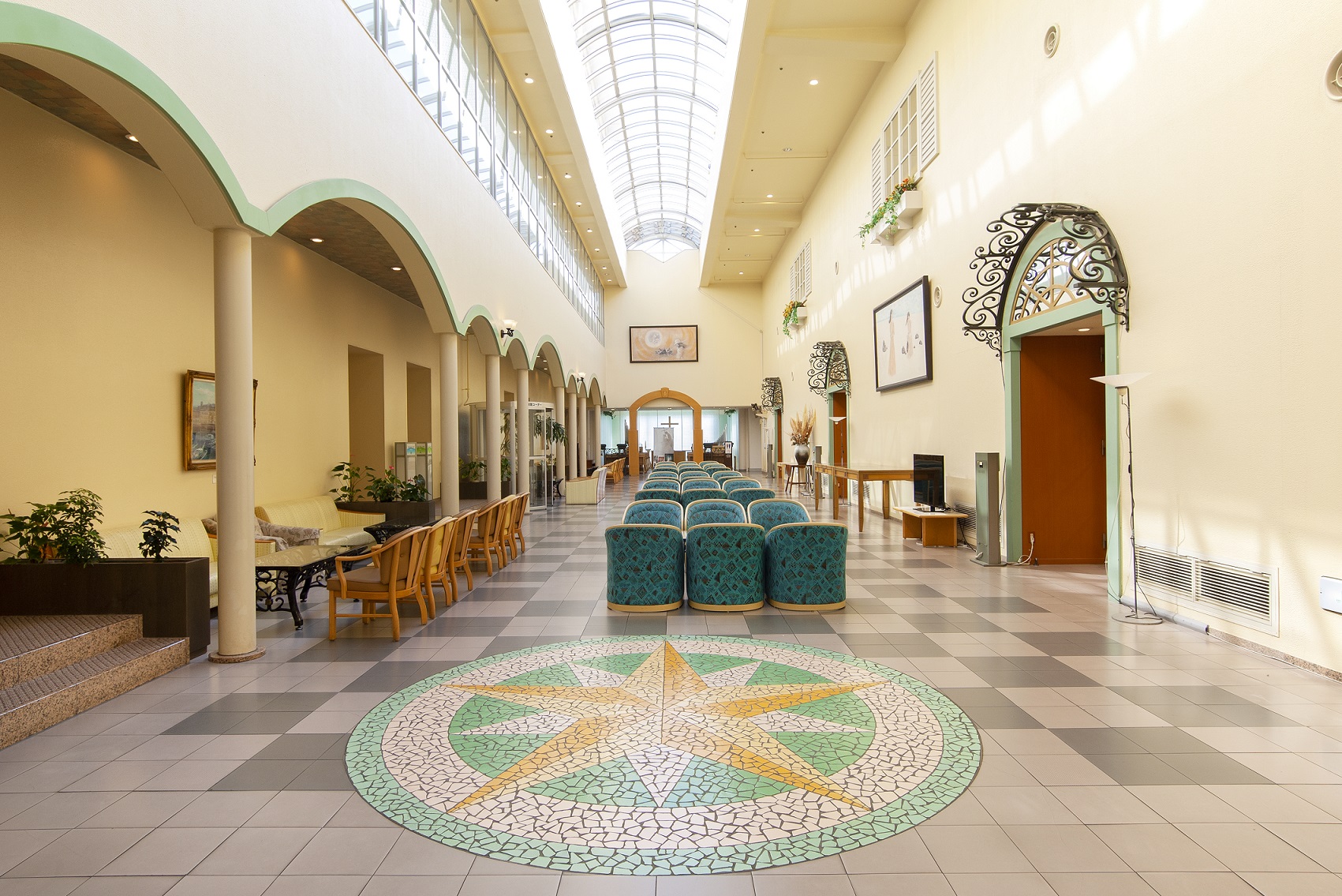 光が降り注ぐロビー