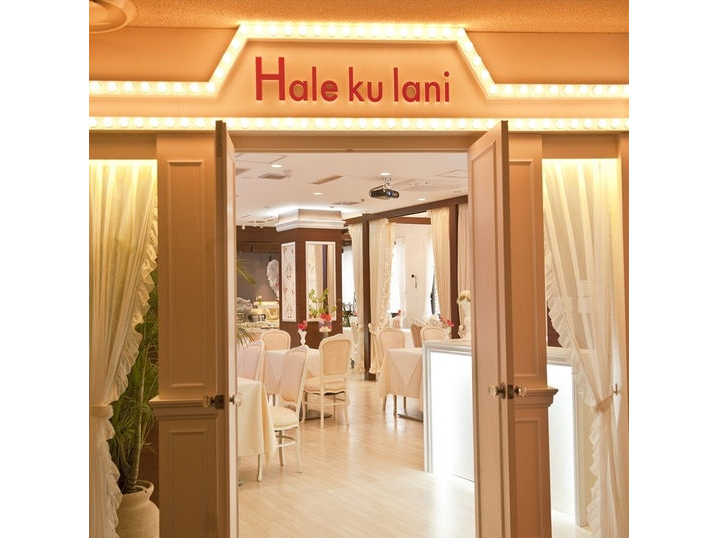「Hale ku lani」ハワイ語で「天国にふさわしい家」という意味です。店内は全40席、広めのスペースで、落ち着いたお食事をお楽しみ頂けます♪