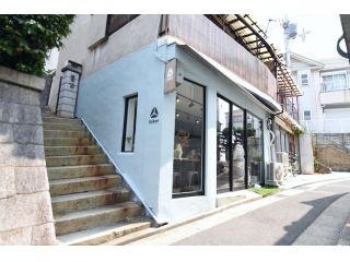 路地を曲がると「Sobar」です