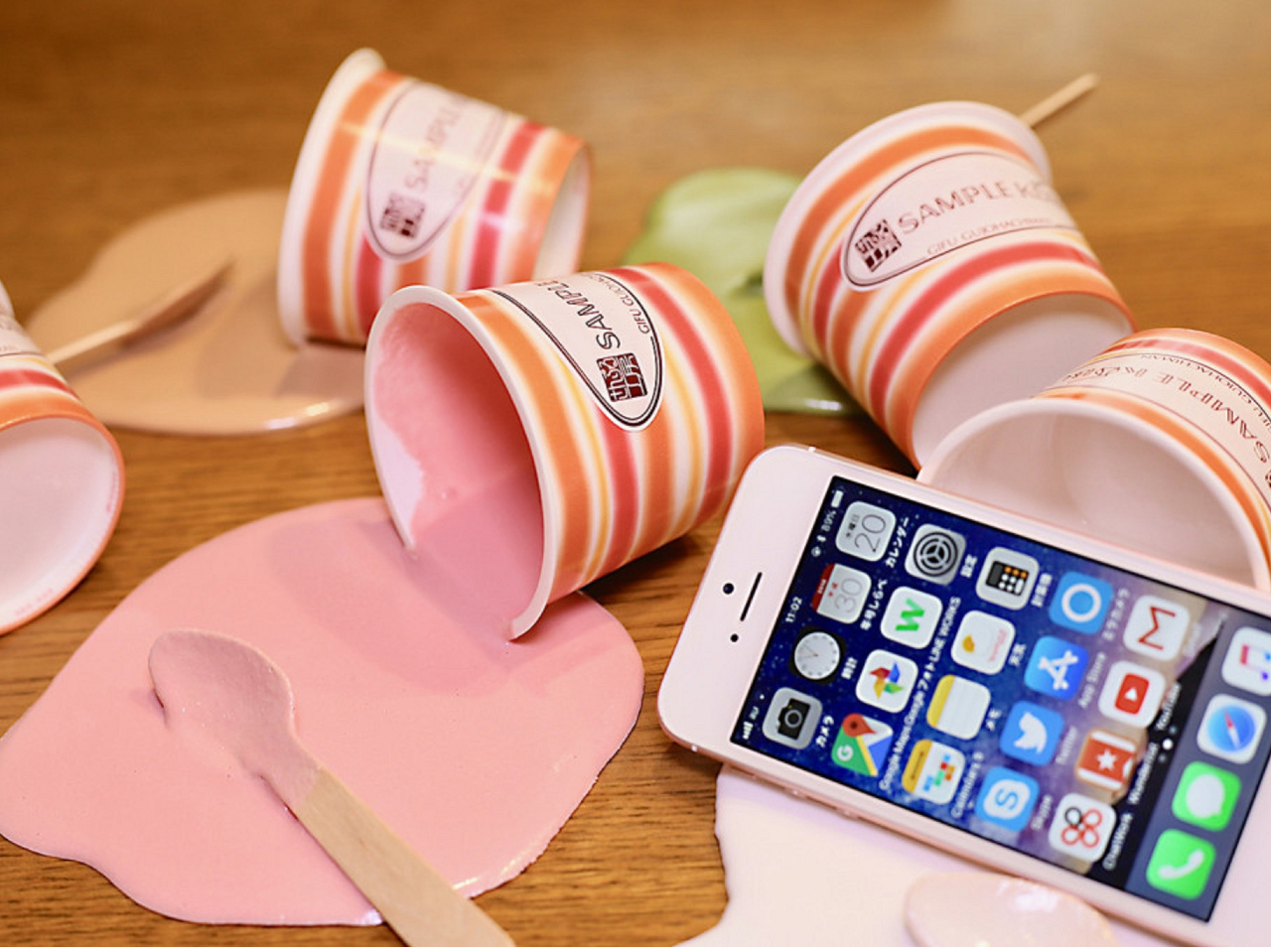 【平日プラン】びっくり!こぼれたアイスのスマホスタンド作り体験〈レトロアート館入...