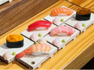 職人気分で♪お寿司のスマホ&ペンスタンド作り体験〈レトロアート館入館料込み〉