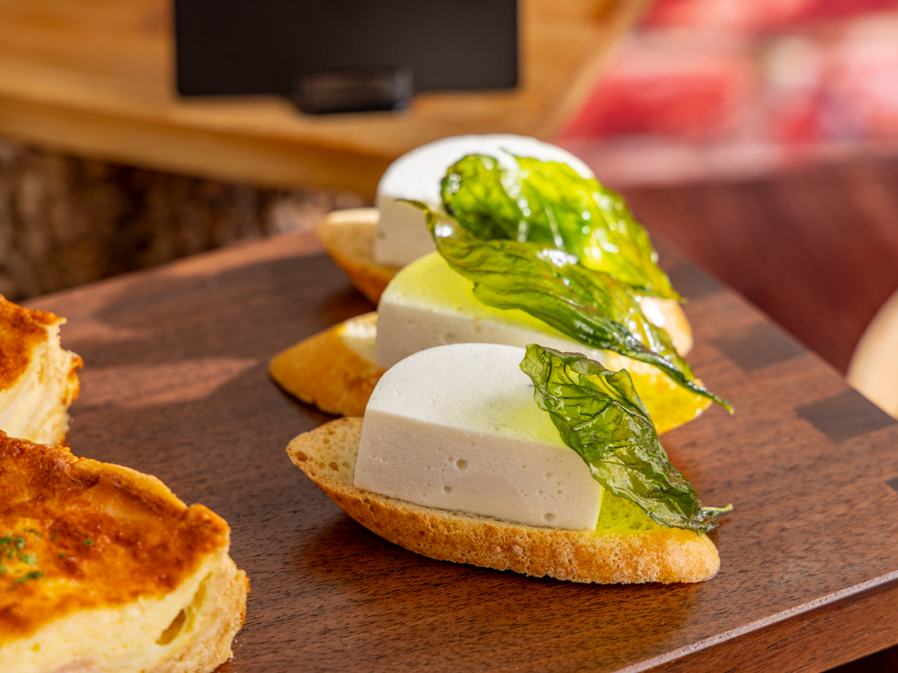 ゴルゴンゾーラチーズのムース ブルスケッタ&蜂蜜添え