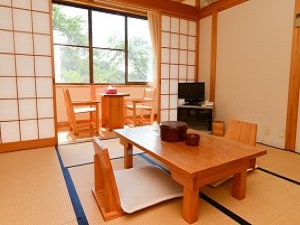 和室8畳に板の間が付いたお部屋です。窓からは桜や新緑。紅葉など季節の風景をご覧いただけます。