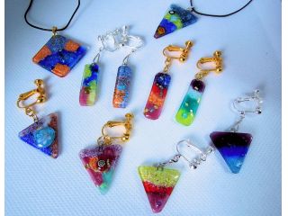 ペンダントとピアス(体験制作作品)。七宝の釉薬はカラフルで変色しません。