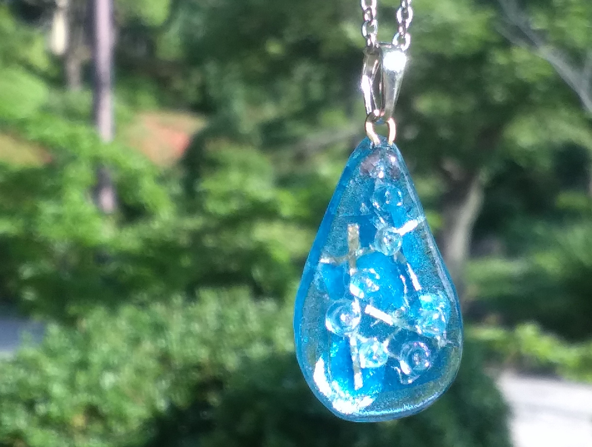 シンプルに 銀箔とスカイブルーの釉薬で制作。 ガラス七宝は後から変色することはありません。