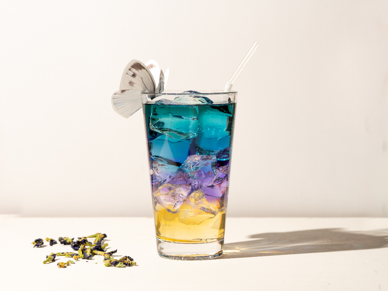 チョウをモチーフとした虫なしドリンク(恋するレモン ICE/HOT )