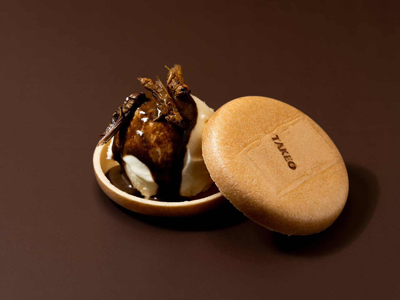 昆虫を使ったオリジナルのデザートもございます(バッタソルトアイスもなか)