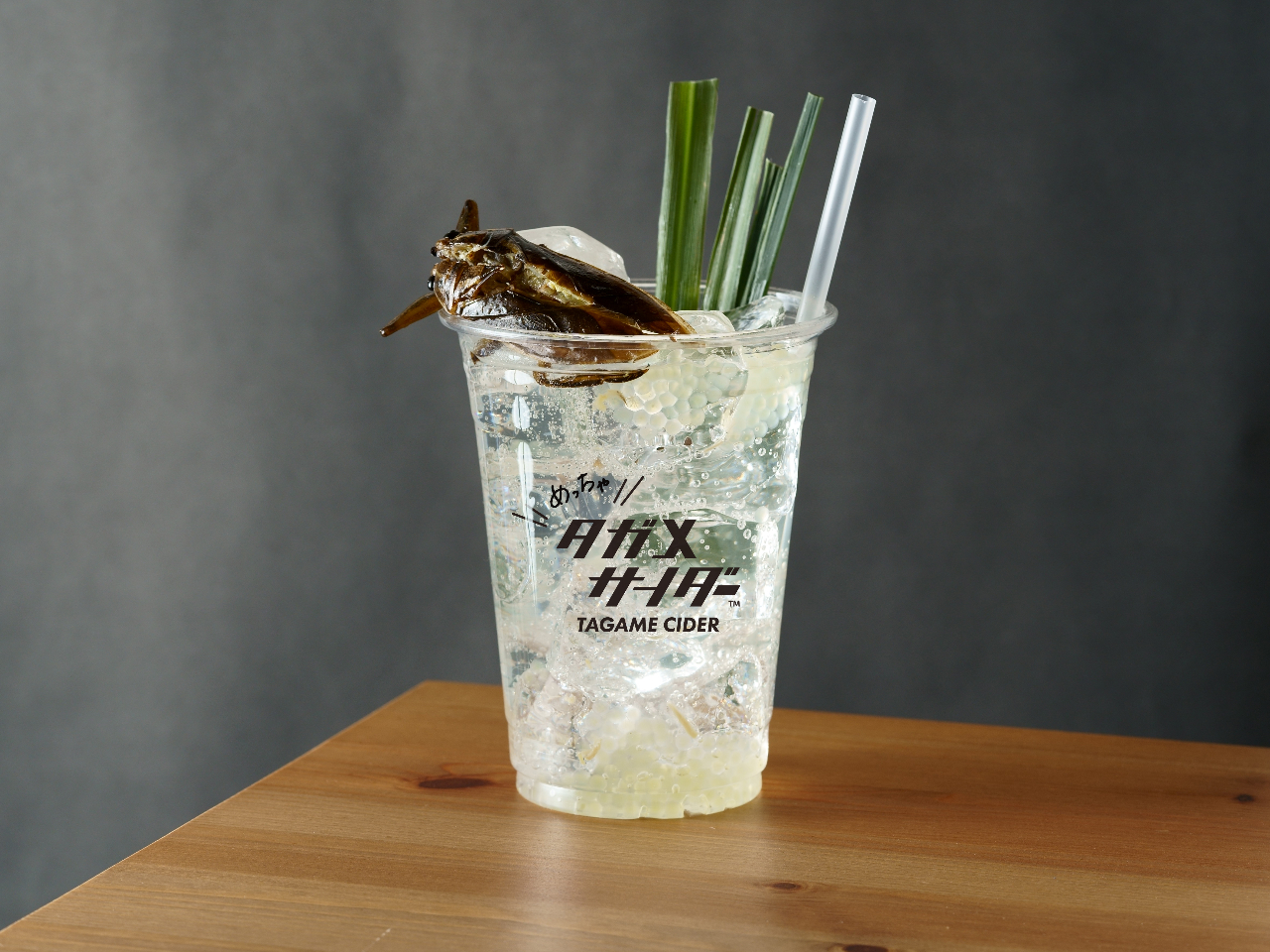 当店の看板メニュー。タガメはカニのように身をご賞味ください(めっちゃタガメサイダー)