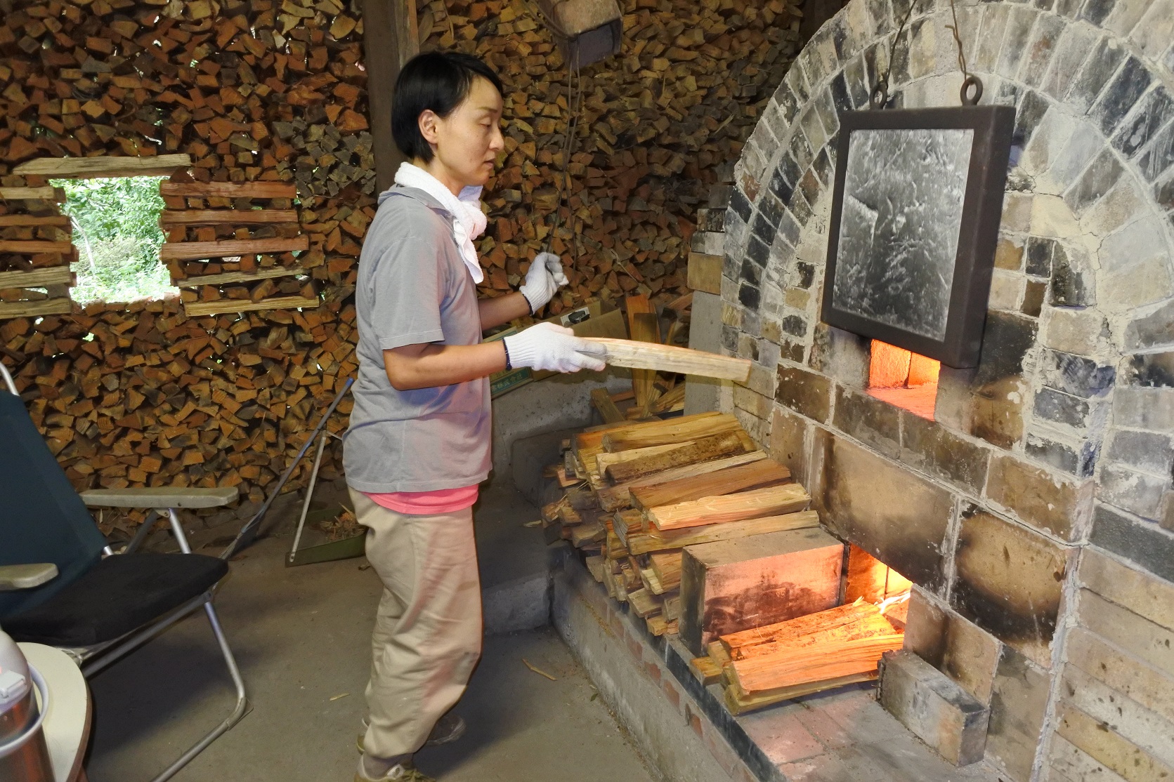 穴窯の火入れの様子です。1年に1回ほど火入れをします