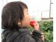 大きくて甘いイチゴをぱくり♪