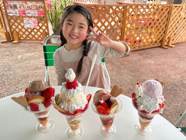 家族みんなで体験。それぞれ個性あるパフェが出来ます!!