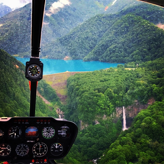 3名様のアクティビティ 期間限定 岐阜県白川郷エリア開催 紅葉の体験ヘリクルージング 3分遊覧コース 一般社団法人s I Net会 じゃらん遊び体験