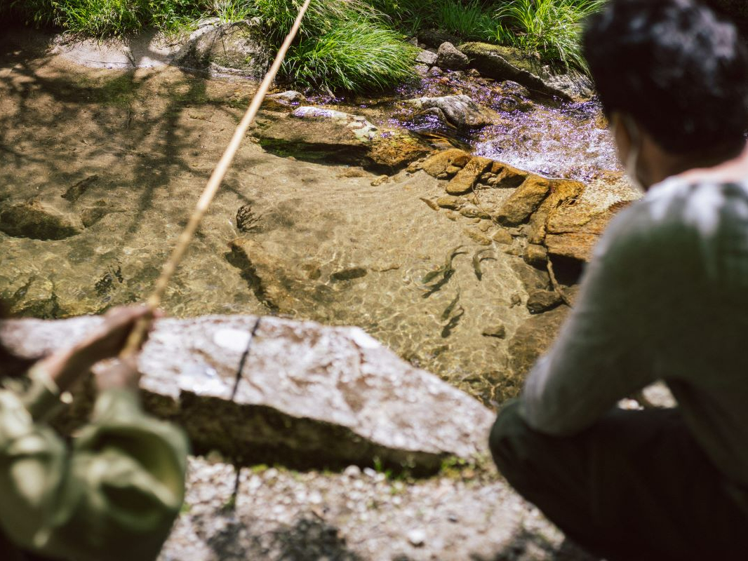 浅瀬の渓流なので安心。
