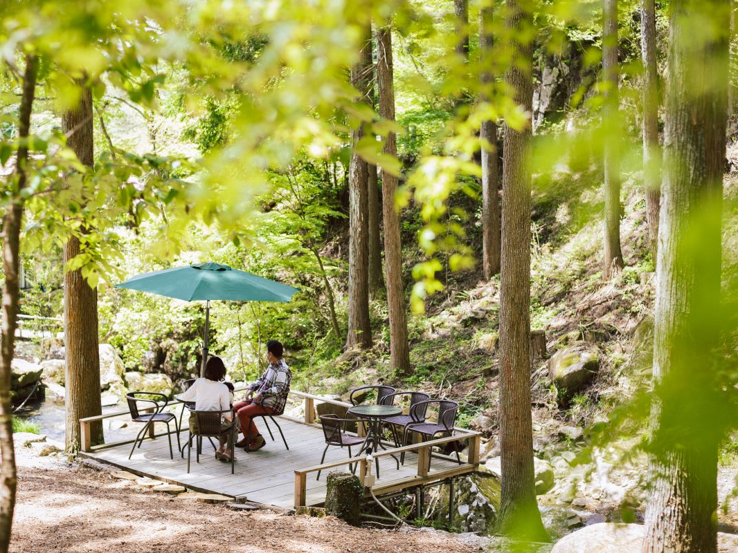 天気のいい日は「ウッドデッキ」での食事もオススメです。