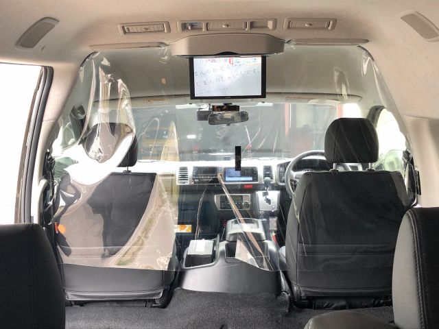 運転席側とお客様席側はビニールカーテンで仕切り、コロナ対策を実施。