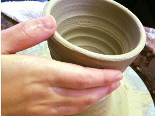日高見窯陶芸教室ではマグカップ程度の大きさが2点制作出来ます。