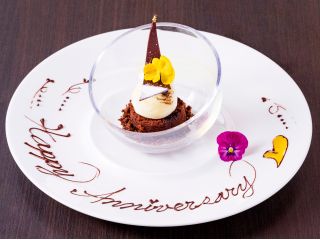 日常から少し離れて、ゆったりと過ごす記念日。 季節を味わうお料理とともに、上質な時間をお届けします。