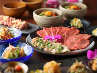 沖縄食材を使った前菜と県産和牛の焼肉を楽しむ、季節限定の特別コース。