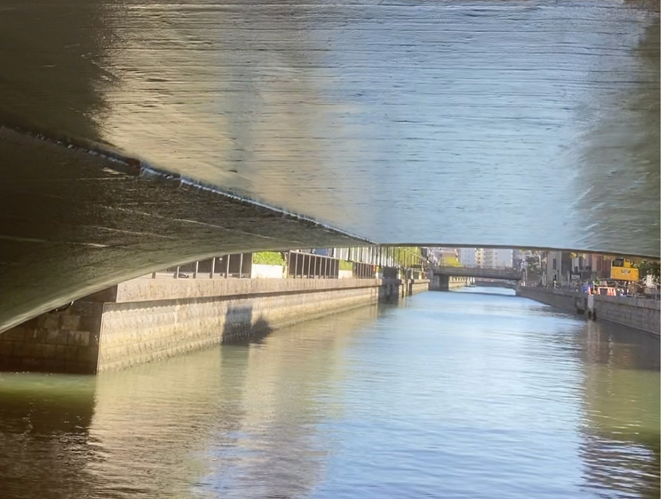 �M���M���̋���ʉ߂��Ă����܂��I�k�\�Ԑ�͉����s���~�܂�̓���Ȑ�ł��B�����앝���M���M����U�^�[��