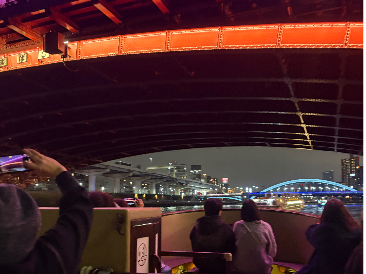 ���C�g�A�b�v���ꂽ���z�I�ȋ���