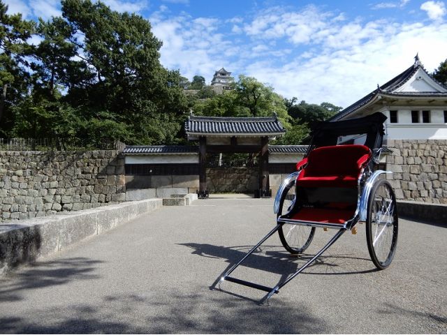 丸亀城大手門前